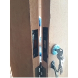 instalação de miolo de fechadura de porta de madeira Parque Paineiras